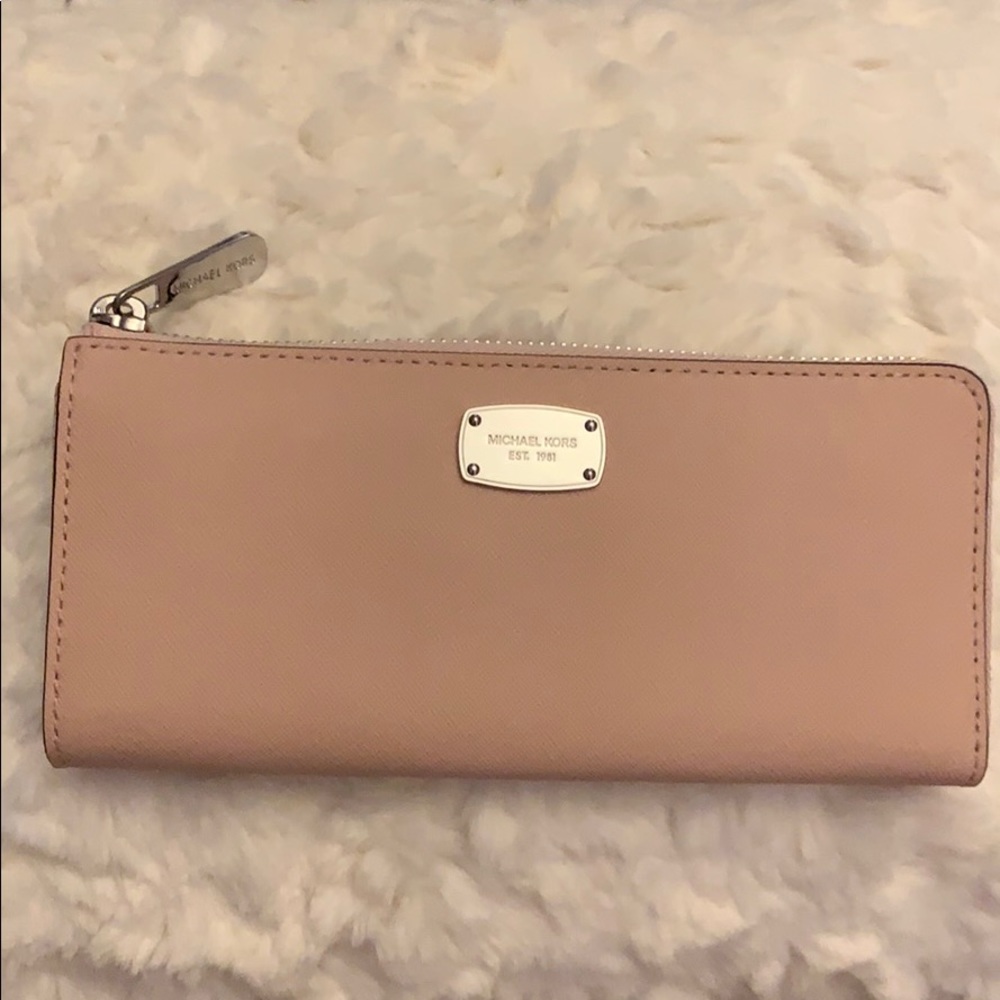 NWT! MICHAEL KORS Jet Set Travel Wallet.